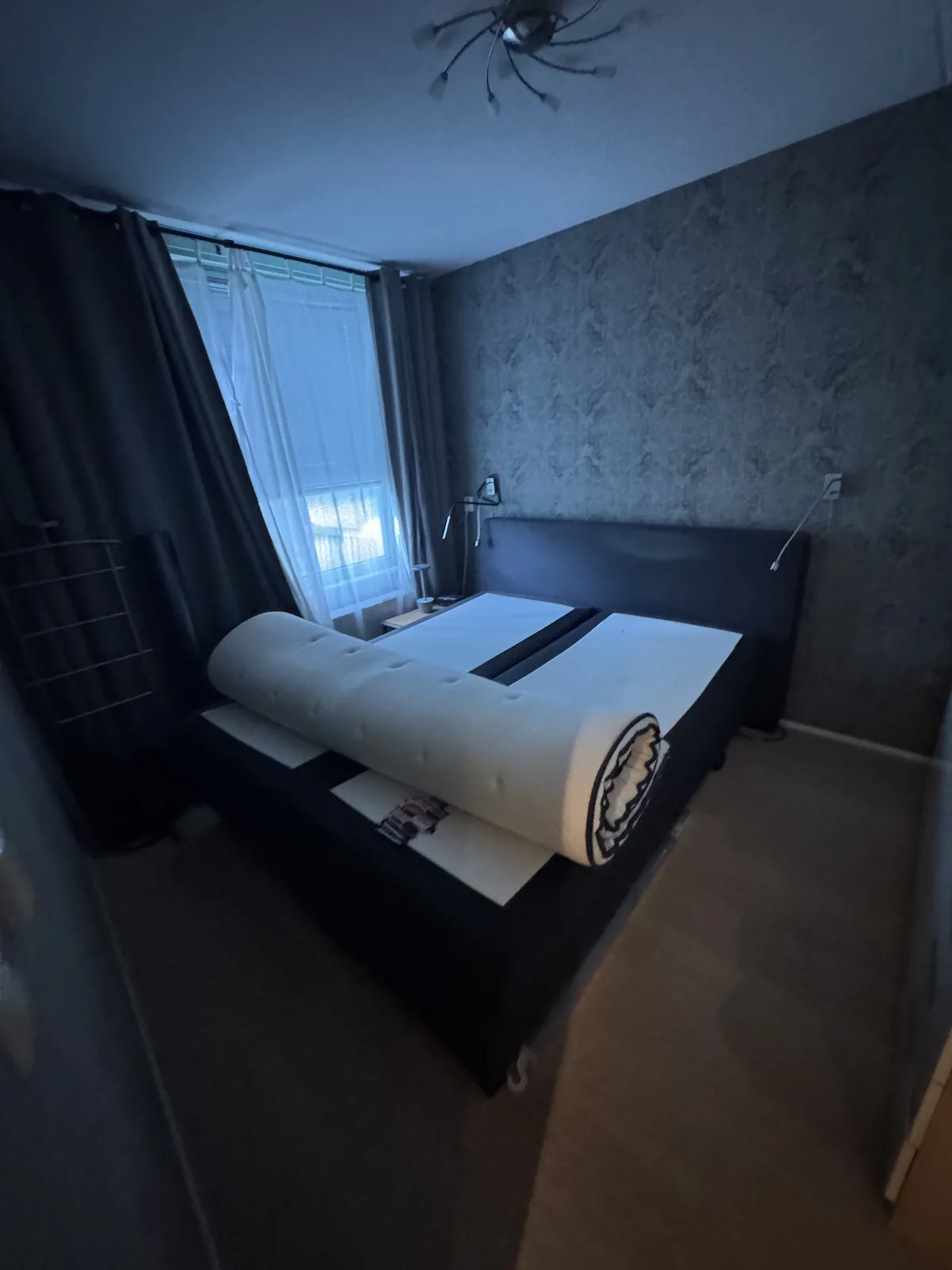 Boxspringbed met opgerold matras, klaar voor ophalen